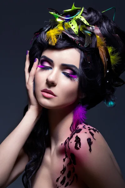 Fantazie. módní žena s barevné peří - světlý make-up — Stock fotografie