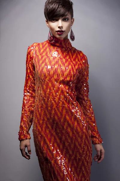 Estilo de moda - Mulher luxuosa em vestido vermelho com Strass posando — Fotografia de Stock