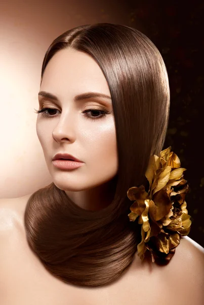 Bruna di moda. Bellissimo trucco, capelli castani sani. Fiore — Foto Stock