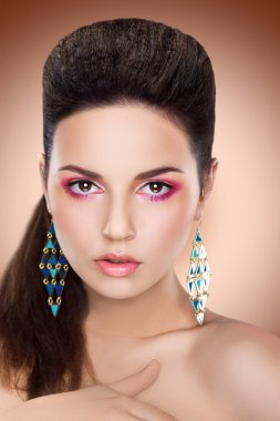 güzel esmer kumral kadın portresi