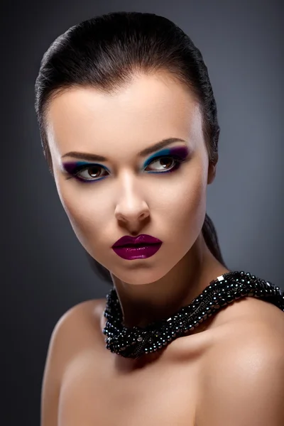 Elegante señora con estilo estricto de cerca Retrato - Maquillaje de noche brillante — Foto de Stock