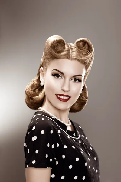 Vintage. retro kvinna i eleganta prickiga klänning porträtt - pin-up — Stockfoto