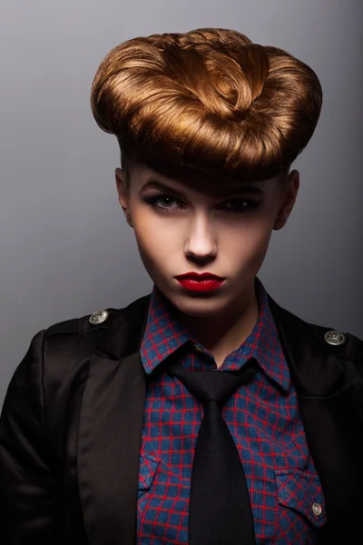 Molesto. Dolor. Mujer pensante con estilo - La melancolía — Foto de Stock