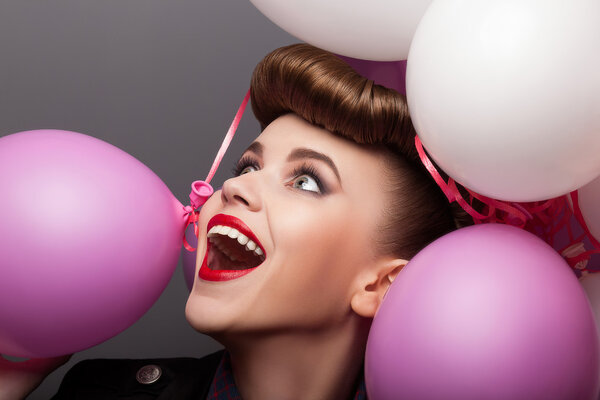 Веселая девушка с воздушными шарами весело - Выражение

