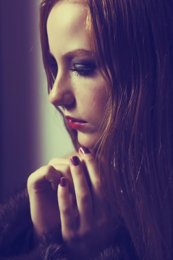 Savunma. günah. dua üzgün bir kadın. Grace. acı ve umut
