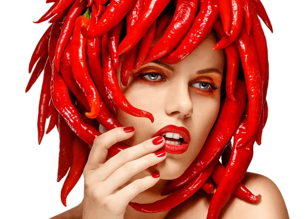 Femme sensuelle vitreuse avec l'usure de la tête à la mode Paprika Chili Pepper. Créativité — Photo