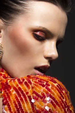 şık muhteşem bir kadın portresi. şık bir elbise. şık akşam makyaj