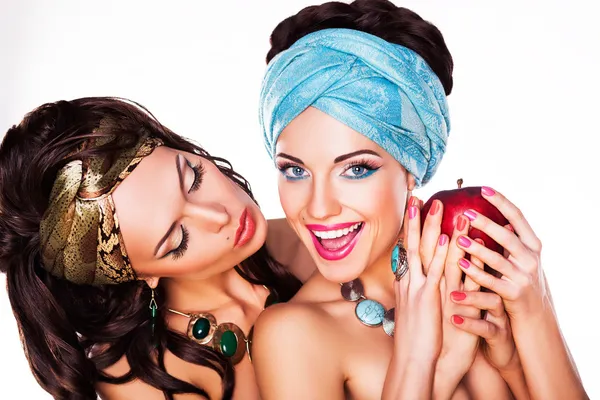 Dwie kobiety szczęśliwy trzyma jabłko - koncepcja zdrowej żywności — Zdjęcie stockowe