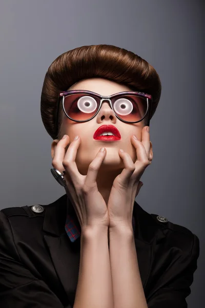 Parodia. Retrato de una mujer mímica con gafas de sol futuristas - Fantasía — Foto de Stock