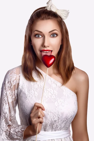 Saint Valentin - Heureuses femmes drôles avec coeur symbole rouge — Photo