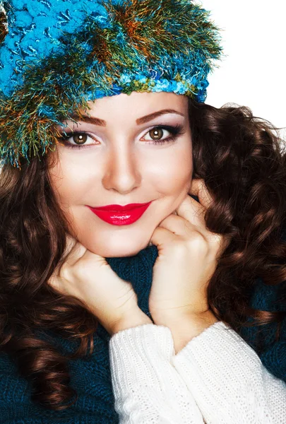 Mujer feliz en azul de punto Cap y prendas de punto - Jersey caliente —  Fotos de Stock