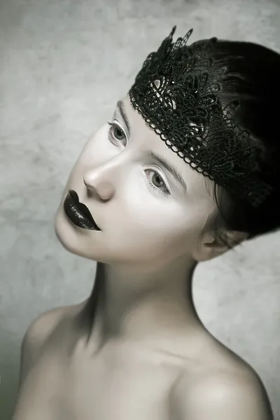 Hermosa modelo de moda morena con maquillaje de labios negros —  Fotos de Stock