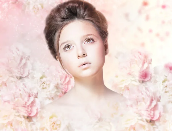 Belle visage de femme avec maquillage naturel sur motif rose floral — Photo