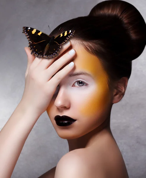 Trendiga kvinna med fjäril. kreativa ljusa gör upp. svarta läppar — Stockfoto