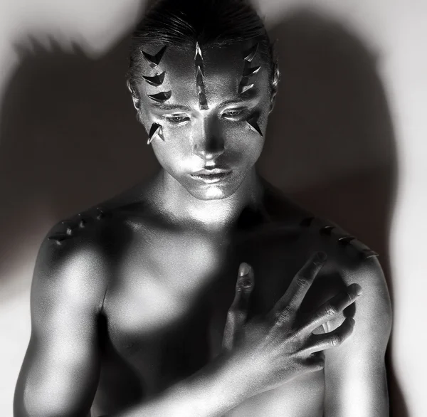 Het zilveren vergulde lichaam van man in de schaduwen. Doornen silhouet. Creatieve kunst Design — Stockfoto