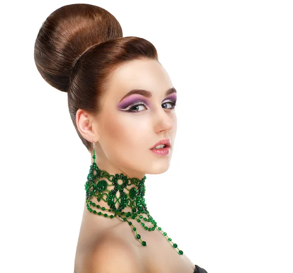 Perfil de Stylish Woman with Green Gems. Luxo. Perfil aristocrático — Fotografia de Stock