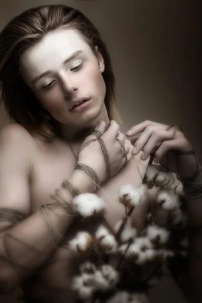 Nackter schöner junger Mann mit Blumenstrauß. Leidenschaft — Stockfoto