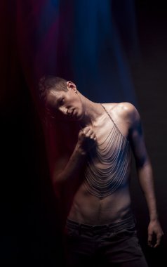 tiyatro tarzı. zarif ince yakışıklı genç silüeti