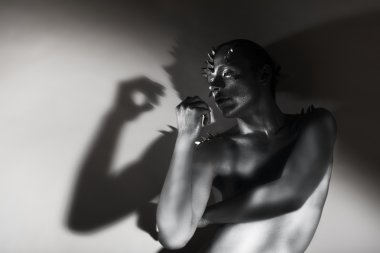 Sanat siluet. Gümüş insan vücudu boyalı. Gölgeler şeklinde