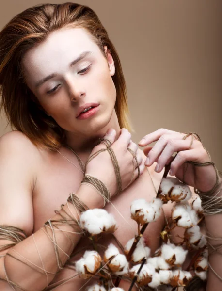 Fantasy. emocje. modne długie włosy młody mężczyzna z kwiatami — Zdjęcie stockowe