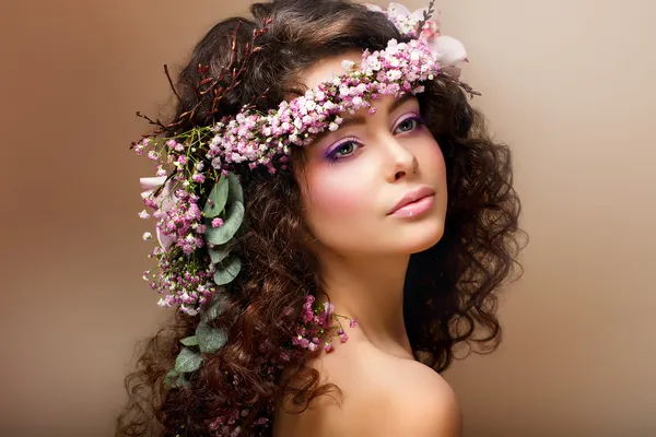 Ninfa. Adorável sensual morena com guirlanda de flores se parece com anjo — Fotografia de Stock