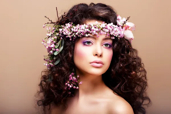 Kvetoucí. ženskost. modelka s klasickým věnec z květin — Stock fotografie