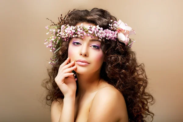 Teint. stijlvolle jonge vrouw met krullend kapsel - gezicht blos — Stockfoto