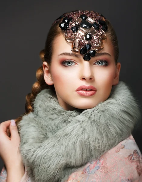 Elegantie. stijlvolle Europese vrouw met diamant diadeem. juwelen — Stockfoto