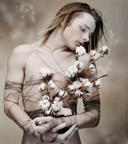 Estilizado joven amante con racimo de flores en flor. Blurs. — Foto de Stock