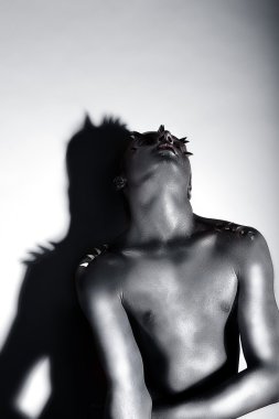 anlamlı duyguları. Drama. Gümüş adam kılığında. yaratıcılık