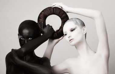 ying yang stil kadınlar. gizli kontrast makyaj. Birlik
