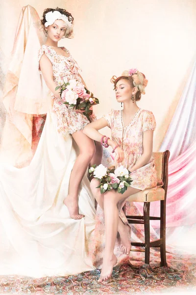 Sophistication. Concept à l'ancienne. Deux filles Pin Up dans des robes rétro. Luxe — Photo