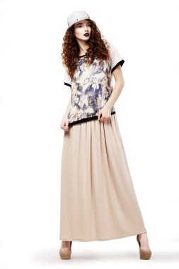 modaya uygun çekici kadın moda elbise ve şapka poz. Stüdyo vurdu