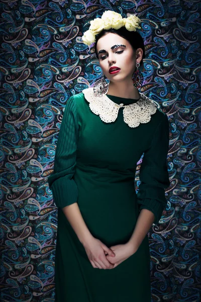 Mulher de estilo jovem romântico em vestido Vintage verde. Pin-up — Fotografia de Stock