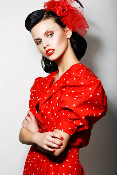 Verfijning. geavanceerde arrogant vrouw in rode polka dot jurk met gekruiste armen. mode. retro-stijl - pin-up — Stockfoto