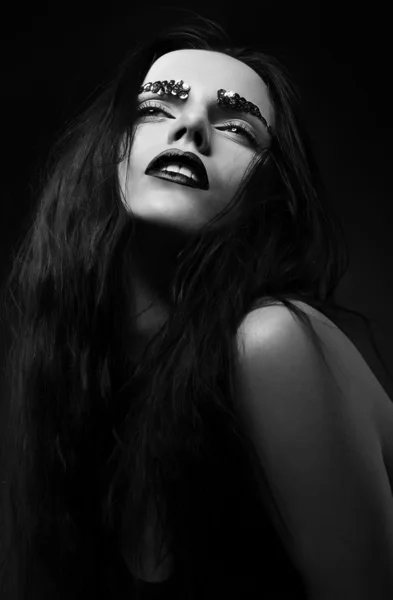 肉欲。ラインス トーン付きアイメイク黒い背景上の豪華な女性の顔 — ストック写真