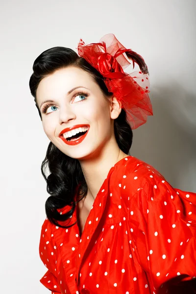 Retro stijl. opgetogenheid. Portret van gelukkig toothy lachende vrouw in pin up rode jurk — Stockfoto