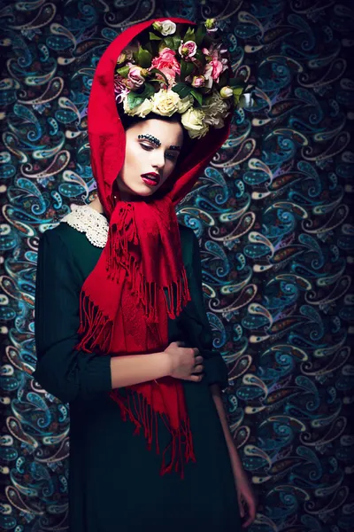 Elegância. Senhora graciosa em envoltório roxo e coroa de flores. Porreiro. — Fotografia de Stock