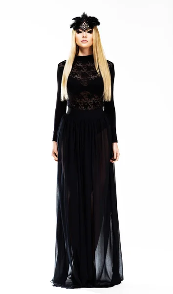 Sofisticado Elegante Rubia en Vestido Negro de Noche y Headwear con Plumas. Diseño de arte — Foto de Stock