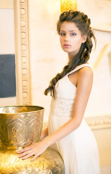 Lujoso elegante morena en vestido blanco. Oriental antigua decoración dorada —  Fotos de Stock