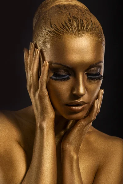 Arte facial. Fantástico maquillaje de oro. Estilizado cuerpo de mujer de color — Foto de Stock