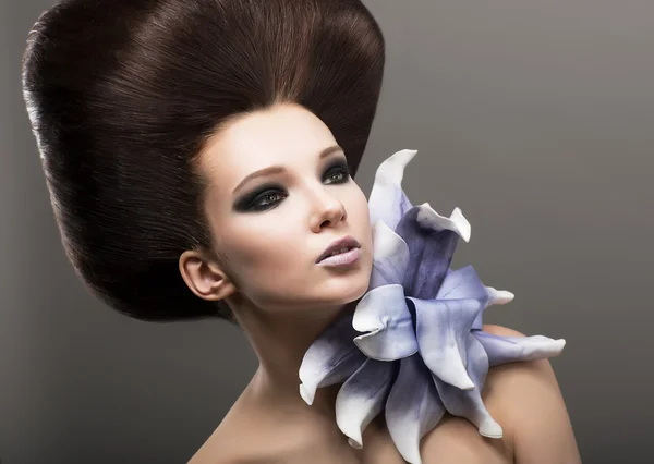 Extravagância. Mulher de classe com a Lily. Penteado elegante. Luxo — Fotografia de Stock