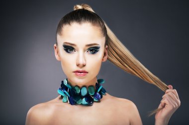 tedavi. İpuçları uzun soluk saçının elinde tutan kadın