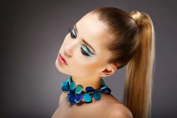 Verlockung. Profil der sinnlichen Frau mit glasierten grünen - blauen Juwelen. Entspannung — Stockfoto