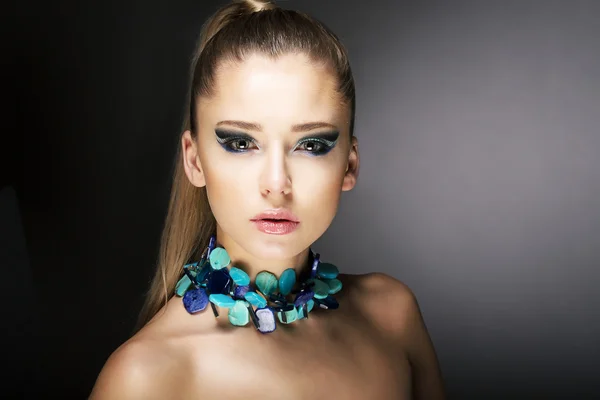 Luxo. Linda mulher na moda com colar de turquesa — Fotografia de Stock