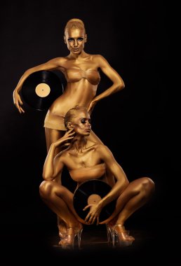 Altın bodyart. boyama. Altın kadın siluetleri ile retro vinil kayıtlar üzerinde siyah. yaratıcı sanat kavramı
