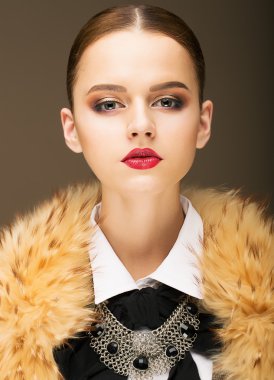 Glamour. Kızılca kürk yaka onurlu moda kadın portresi