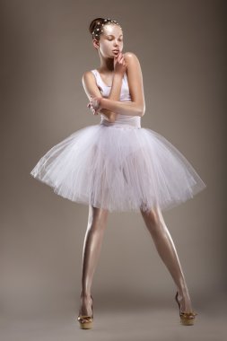 duygusallık. zarif kadın beyaz bir elbiseyle poz tarz. fantezi