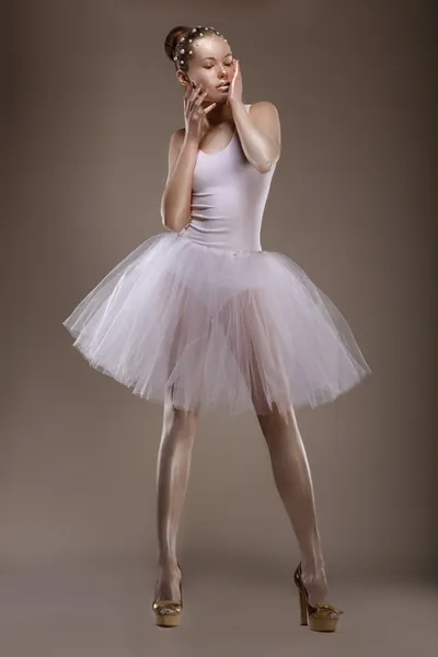 Charmante vrouw in witte tutu met parelwitte kralen over grijs. Ballet — Stockfoto