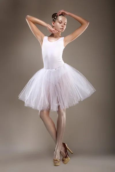 Balet. půvabná tanečnice v bílém světle tutu - výkon. fantazie — Stock fotografie
